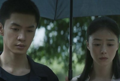 母亲张文英为保全一对幼小姊弟,在内部斗争中吞冤揽罪后离世,令陈英与陈善一夜间沦为孤儿。(微博@网剧把黑夜点燃)