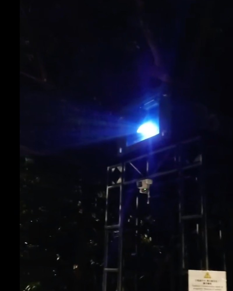 有市民10月13日在太平山顶夜跑时,发现现场有人员在测试灯影效果项目。(bonnietrailfreak@Threads)
