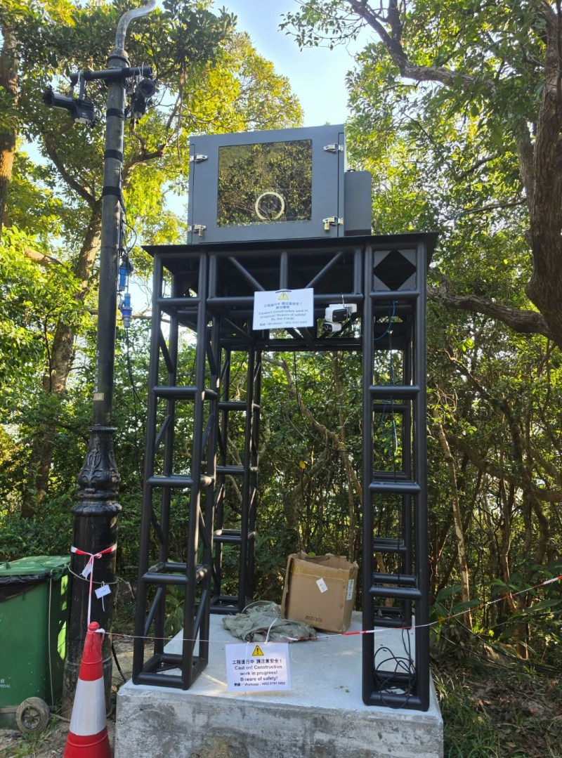 有市民10月11日在太平山顶晨运径发现增设了旅发局灯影效果项目相关设备。(daisyl.accessories@Threads)