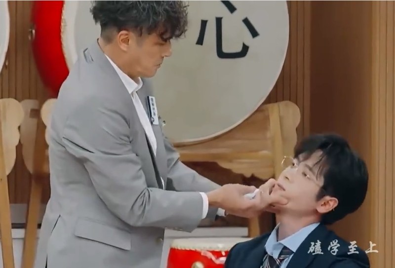 丞磊在节目《萌探2024》中与香港影帝吴镇宇以纯正粤语即兴对戏,表现自然流畅。(微博@磕学至上)