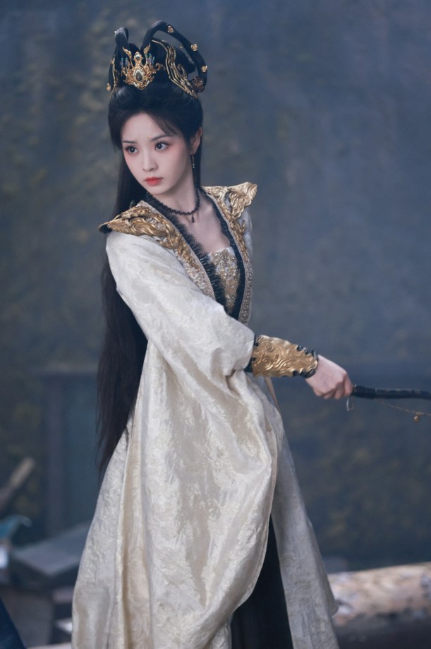 田曦薇于2025年主演古装奇幻剧《子夜归》,诠释日间名媛、夜晚猫妖首领的双重角色。(微博@田曦薇不拍我来拍)
