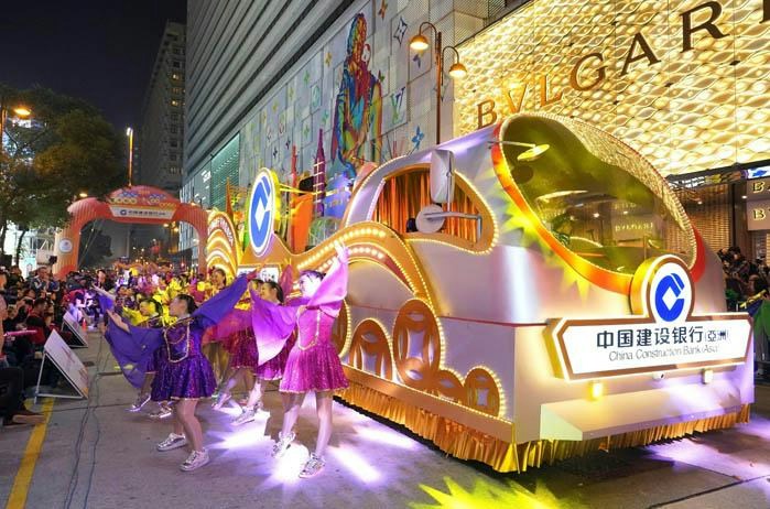 教学团队与学生更曾为中国建设银行设计巡游花车。