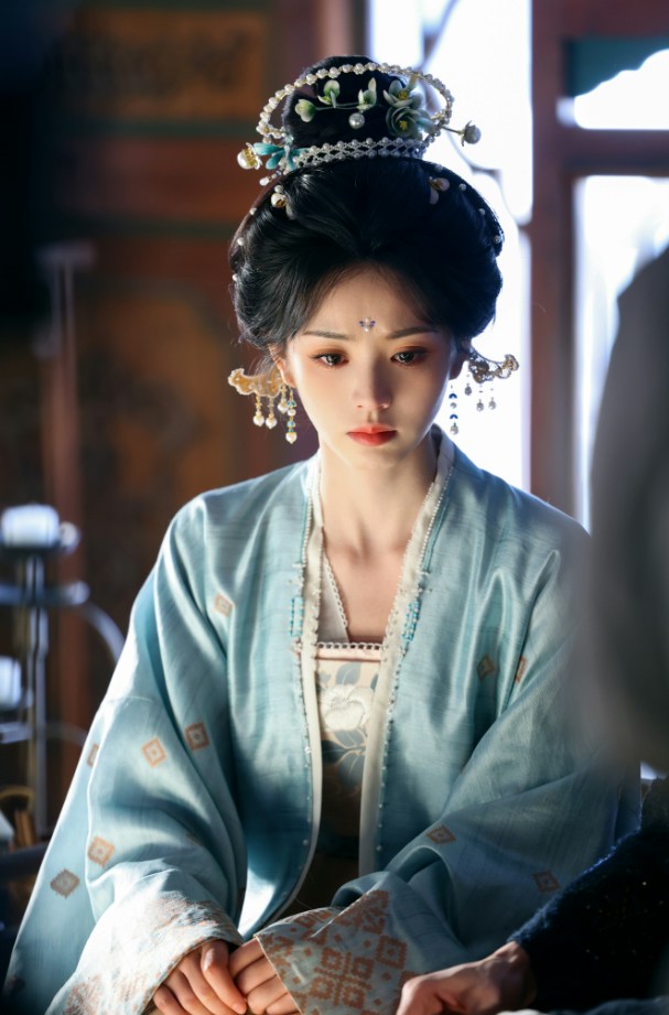 田曦薇在剧中饰演泼辣坚韧、天生神力的市井屠户女「樊长玉」,挥舞杀猪刀一路逆袭为「簪花将军」,展现出极强的动作戏质感与情绪感染力。(微博@田曦薇不拍我来拍)