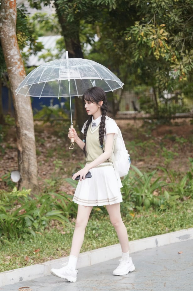 田曦薇拥有168厘米的高挑身材与匀称线条,能轻鬆驾驭甜美、酷帅等多元风格。(微博@田曦薇不拍我来拍)