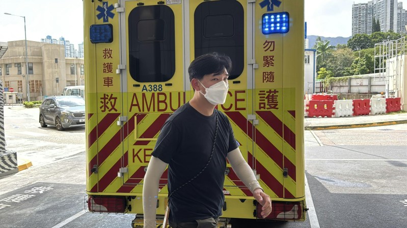 一名男子陪同伤者入院。