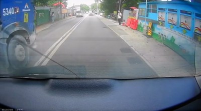锦上路男途人过马路未察右侧来车遭校巴撞飞-硕谷新闻聚合