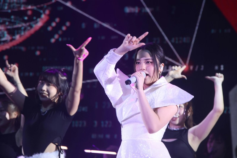 抛下青涩女孩包袱展现纯粹歌声见证音乐蜕变。