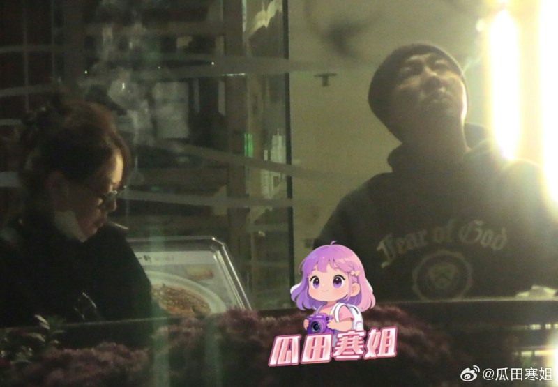 张衞健(Dicky)与太太张茜街头抽烟被捕获。