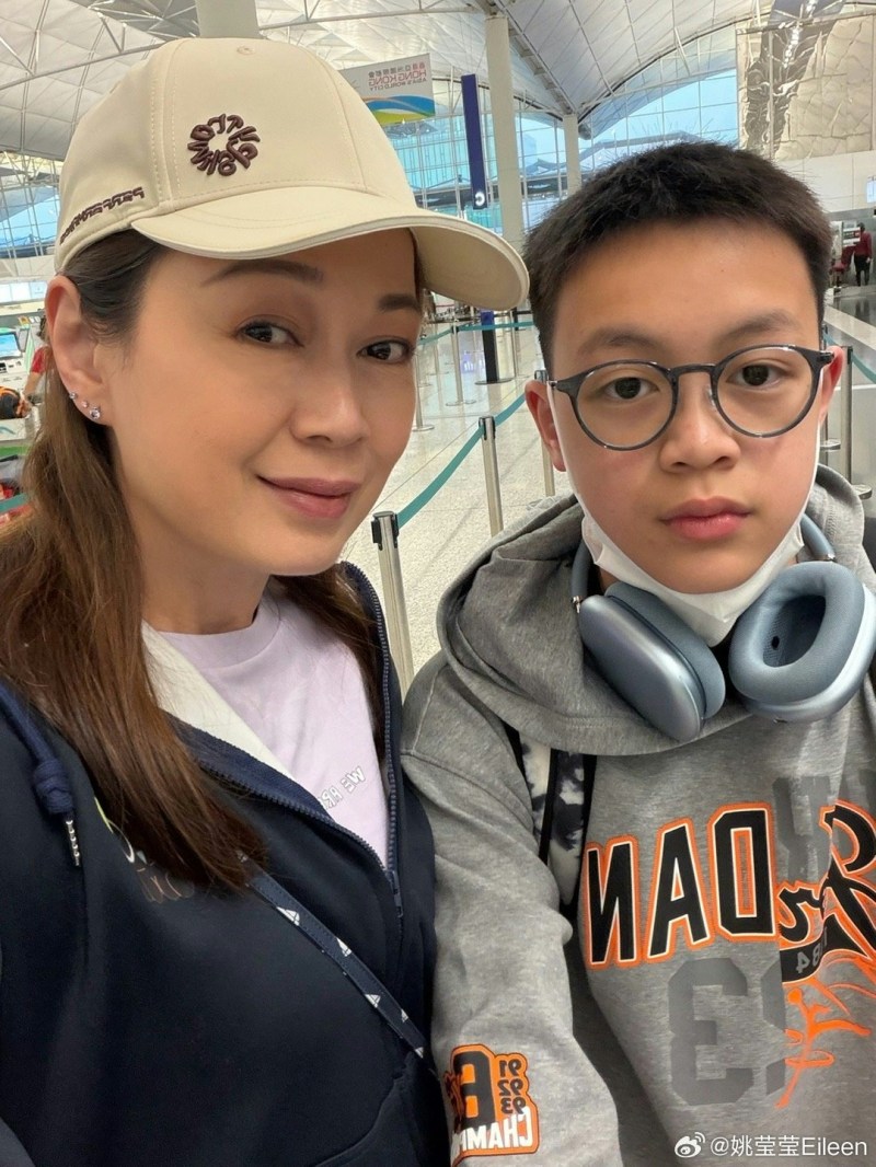 姚莹莹非常注重12岁儿子的自理能力,平时会教导儿子亲自下厨。(微博照片)