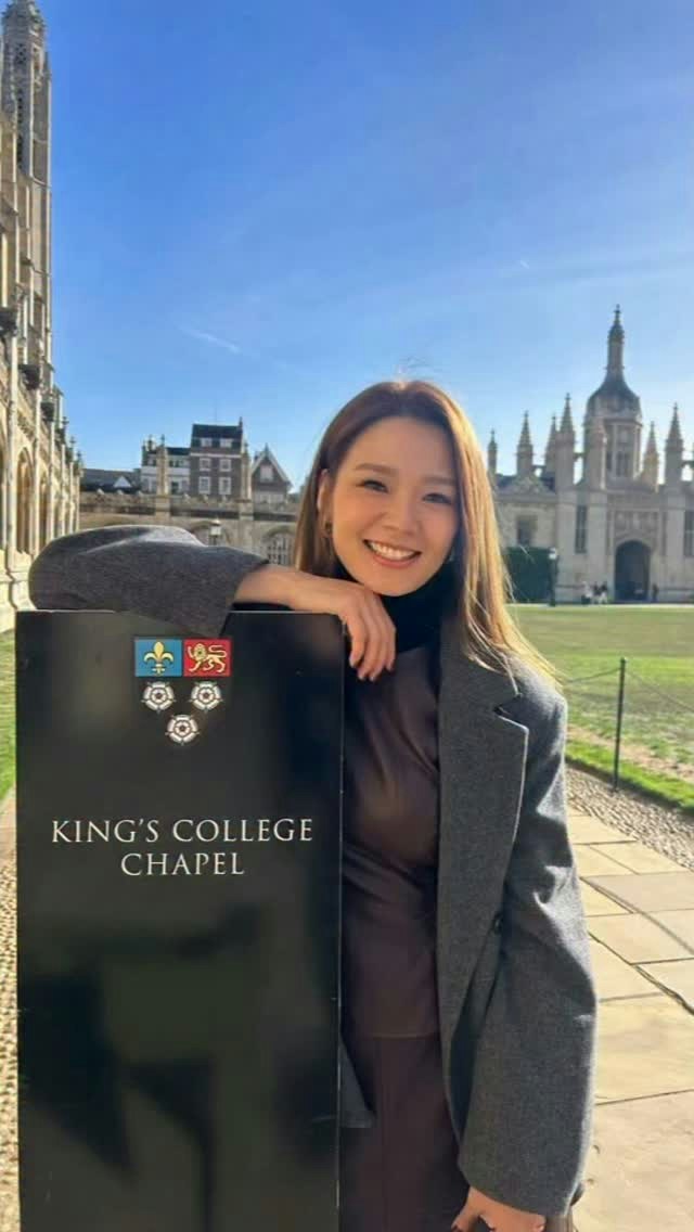 早前远赴英国剑桥大学出席科技教育峰会。(IG@konniecrab)