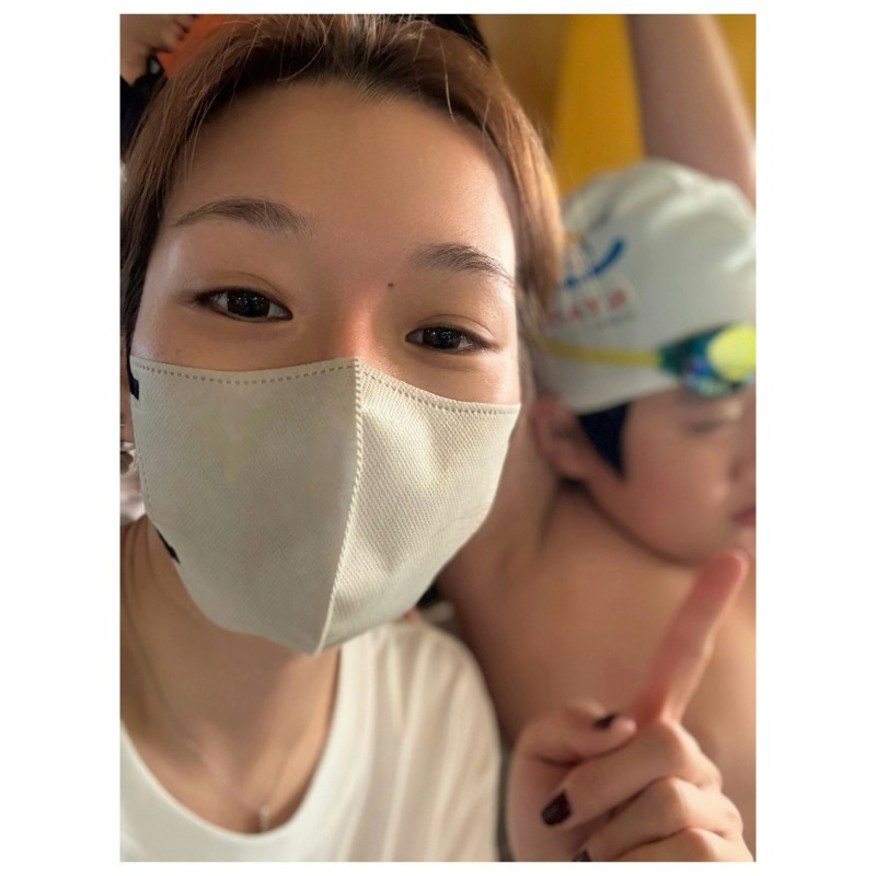 亲临泳池现场为儿子「蟹籽」加油打气!(IG@konniecrab)
