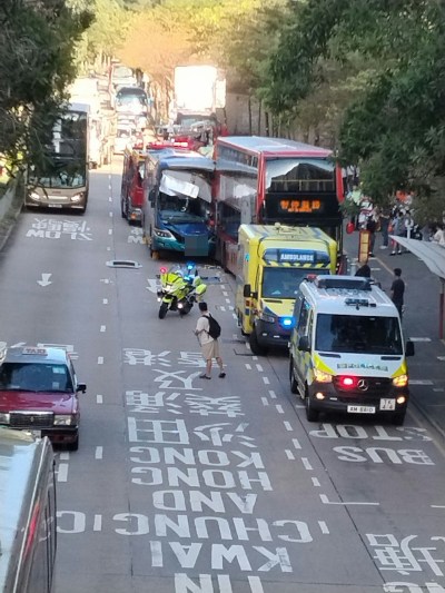 新清水湾道彩云邨路段发生旅游巴撞九巴事故，7人伤含学童-硕谷新闻聚合