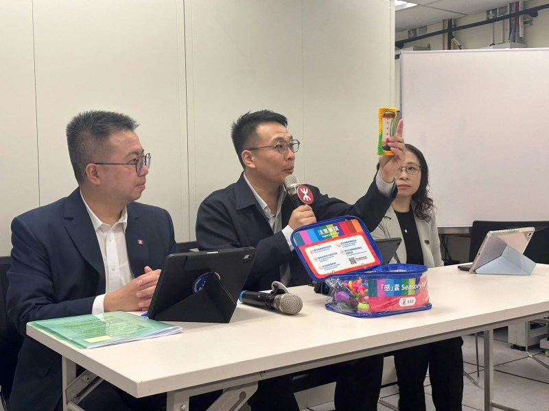 港铁公司总经理客户体验及数码拓展张兆基(左)、协康会区域经理吴晃荣(中)、明爱康复服务总主任谢淑芬(右),向传媒讲解港铁SEN支援新措施。