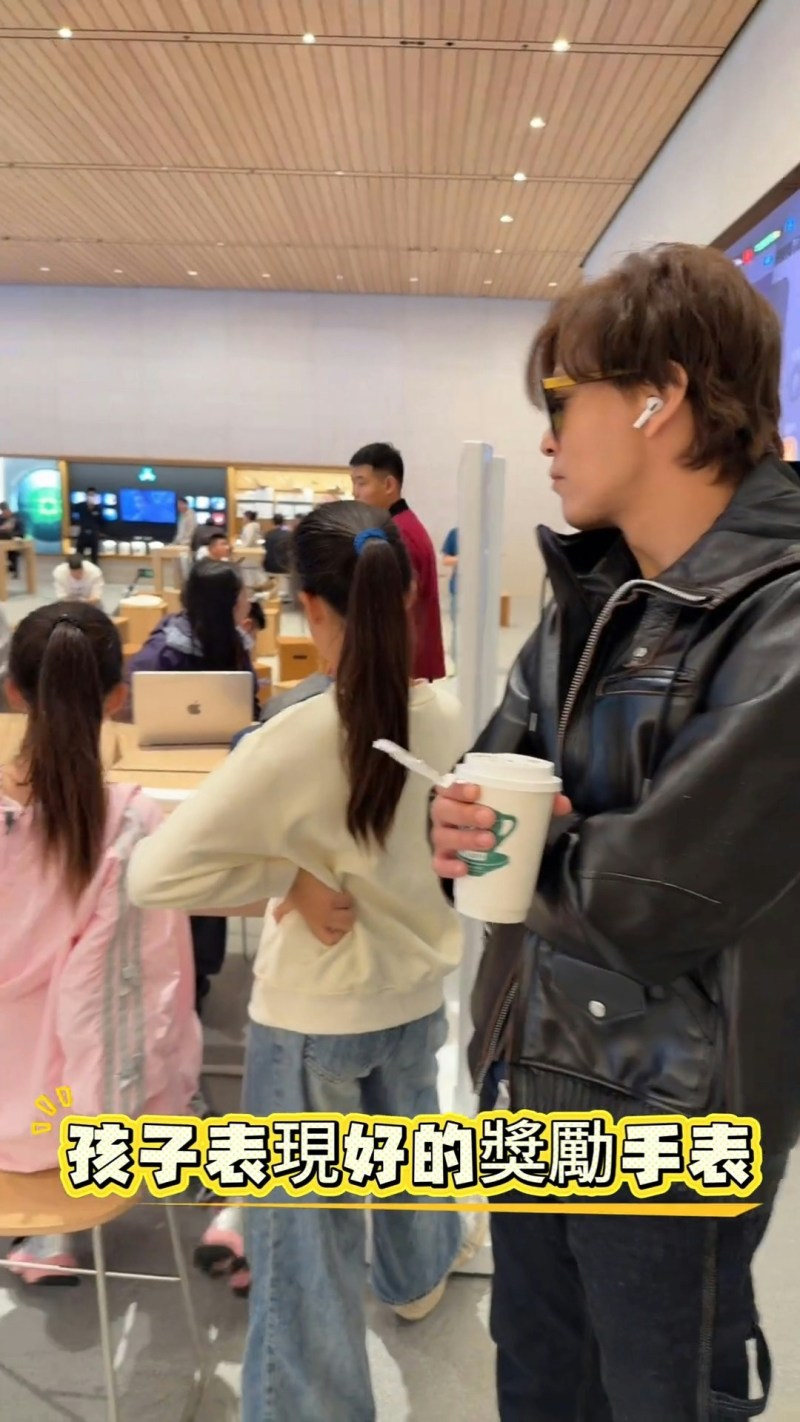 一身型格黑色皮褛配黑超亮相。(IG@yushian216)