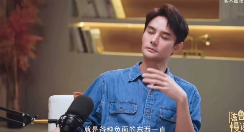 王凯访谈提到过去曾面临严重的健康与心理危机,2018年他遭遇网路谣言与恶意攻击,当时一度心灰意冷,甚至萌生退出演艺圈的念头。