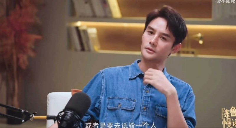 王凯访谈提到过去曾面临严重的健康与心理危机,2018年他遭遇网路谣言与恶意攻击,当时一度心灰意冷,甚至萌生退出演艺圈的念头。