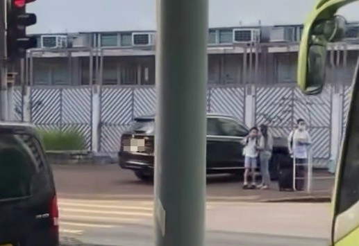 【连环图】网民拍摄到一辆挂有两地牌的私家车,在沙田乙明邨对开沙角街十字路口,突然在行人过路处剷上行人路,疑走捷径到另一方向,走回行车路入邨。期间旁边有数名行人等过马路,幸没有发生意外。(网片截图)