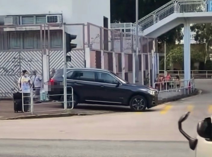 【连环图】网民拍摄到一辆挂有两地牌的私家车,在沙田乙明邨对开沙角街十字路口,突然在行人过路处剷上行人路,疑走捷径到另一方向,走回行车路入邨。期间旁边有数名行人等过马路,幸没有发生意外。(网片截图)