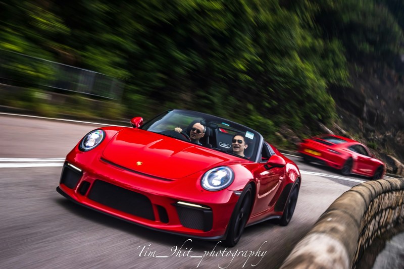 坐红色Porsche 911 Speedster在香港山路驰骋!(IG/@ tim_9hit_photography)