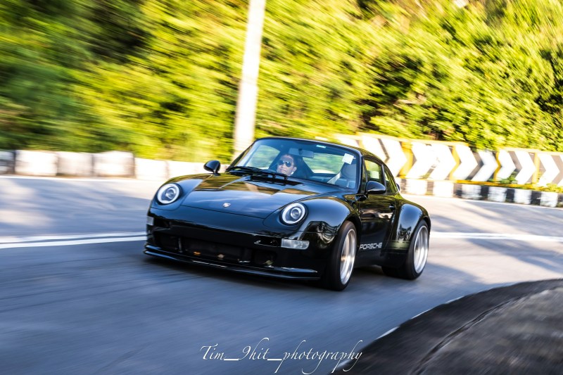 梁朝伟早前被摄影师捕捉驾驶全球限量25架的Gunther Werks Porsche 993!(IG/@ tim_9hit_photography)