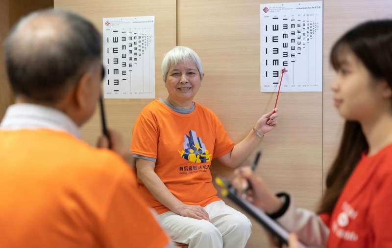 受惠者参与由香港赛马会慈善信托基金资助的健康乐龄活动。近三十年来,马会支持多元化项目,促进长者健康、维持内在能力和独立生活能力,并加强其与社区的联系。