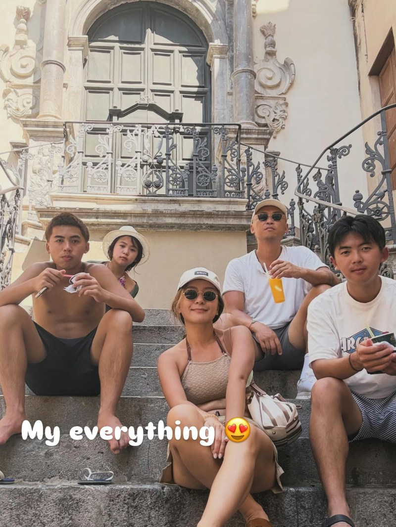 一家人去旅行。(IG@imchristyleung)