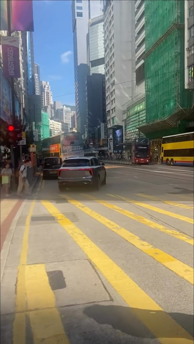 涉事私家车其后再从行人路驶离,返回正常行车线。(Threads 05wongmafans)