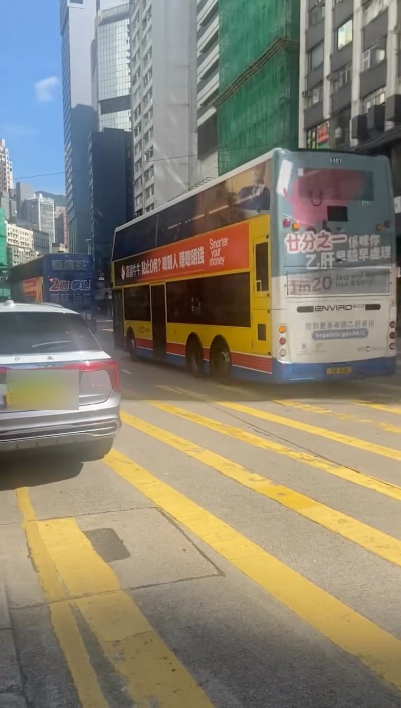 私家车直逼熙来攘往的过马路等候区。(Threads 05wongmafans)