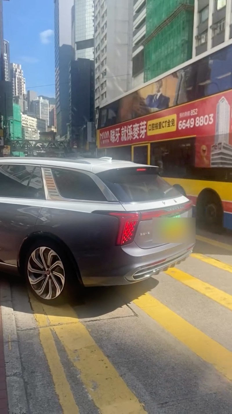 一辆挂有中港两地牌的灰色私家车,一度铲上行人路。(Threads 05wongmafans)