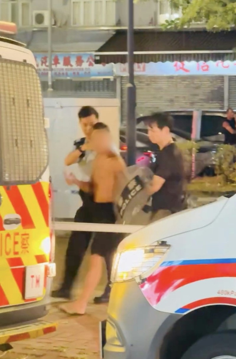 警方押解带走一名上身赤裸男子。(Threads pakconnect_hk)