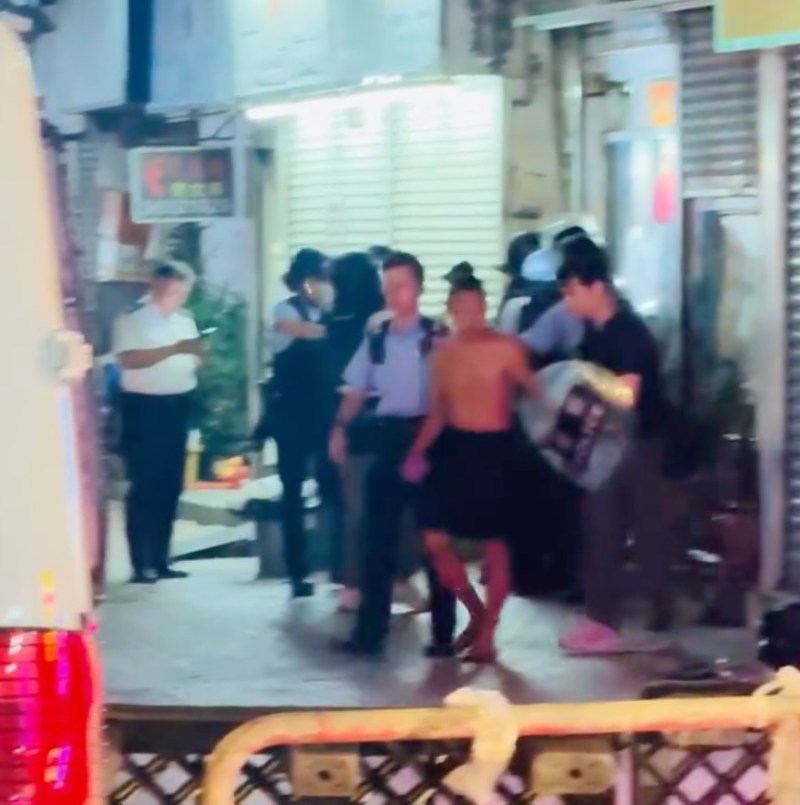警方押解带走一名上身赤裸男子。(Threads pakconnect_hk)