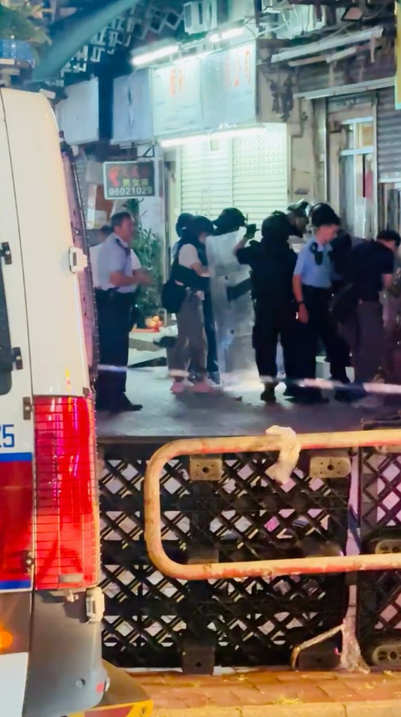屯门仁爱堂围发生持刀袭击,越南籍汉子腹臂中伤入院,警方持盾追缉两名同乡-硕谷新闻聚合