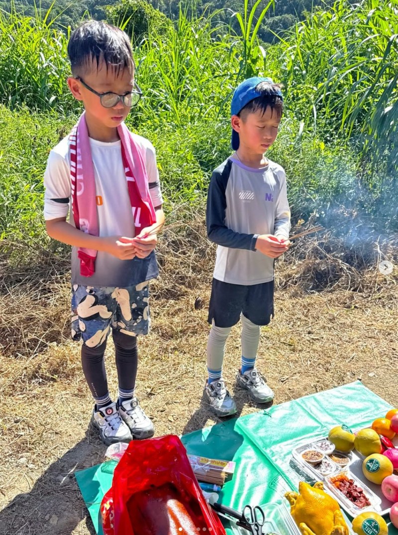 李乘德带两个仔重阳上山祭祖。(IG@hakkaphil)