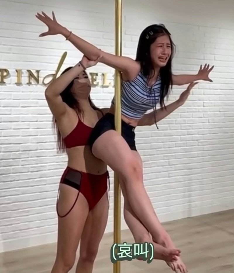 在《妈样年华》中,饰演自己儿子女友的杨雅文(泰妹),近日公开一条制作特辑,见到泰妹上Pole时痛到哭晒,今日问番都仍心有余悸。
