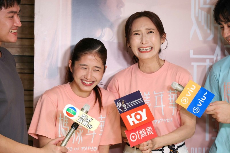 在《妈样年华》中,饰演自己儿子女友的杨雅文(泰妹),近日公开一条制作特辑,见到泰妹上Pole时痛到哭晒,今日问番都仍心有余悸。