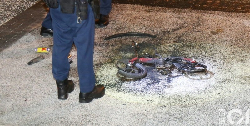 平台遗下一辆被严重焚毁的小童单车、菜刀、气樽和打火机。