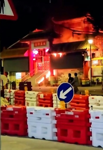 黄竹坑大王爷庙突发火灾，疑因香火引燃铁架致祸-硕谷新闻聚合