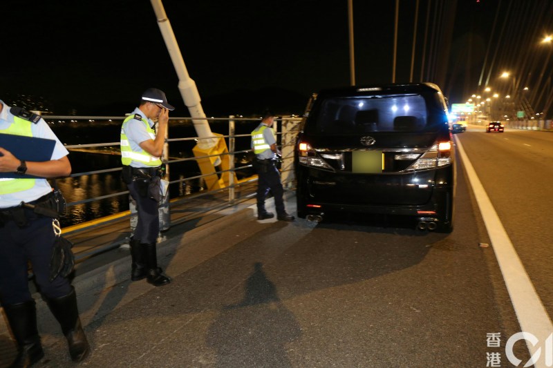 男司机离开黑色七人车后跳桥,警方在场调查。
