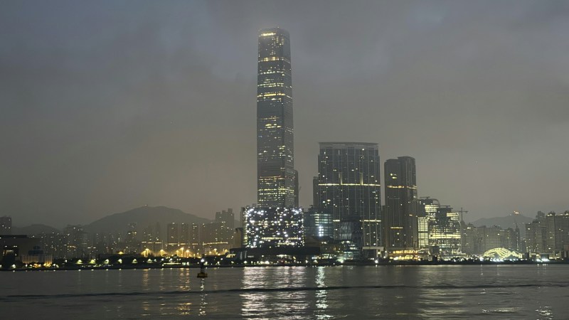 天文台预测,本港今日(10月21日)大致天晴。早上能见度较低。日间干燥,市区最高气温约33度,新界再高两三度,部份地区极端酷热。