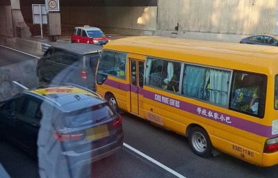 西区海底隧道入口处校巴与客货车相撞致司机受伤-硕谷新闻聚合