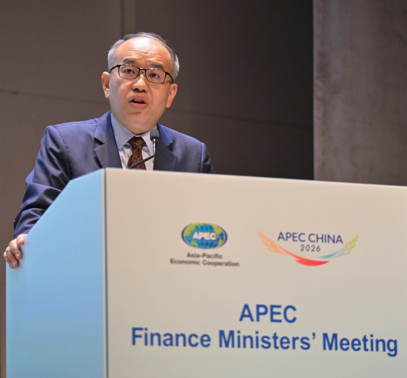 10月20日,2026年亚太经合组织(APEC)财长会在香港揭幕,香港金融管理局和亚太经合组织商贸咨询理事会同场举行专题研讨会,财经事务及库务局局长许正宇为研讨会致欢迎辞。