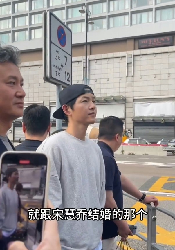 一名华语圈粉丝当面提及前妻「宋慧乔」,让宋仲基瞬间皱眉变脸。