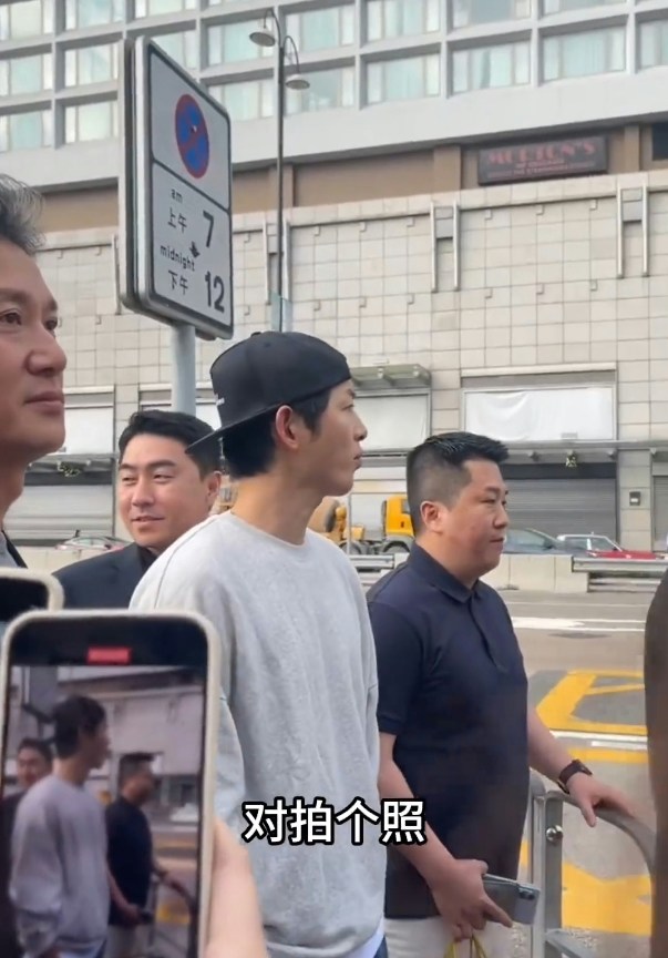 一名华语圈粉丝当面提及前妻「宋慧乔」,让宋仲基瞬间皱眉变脸。