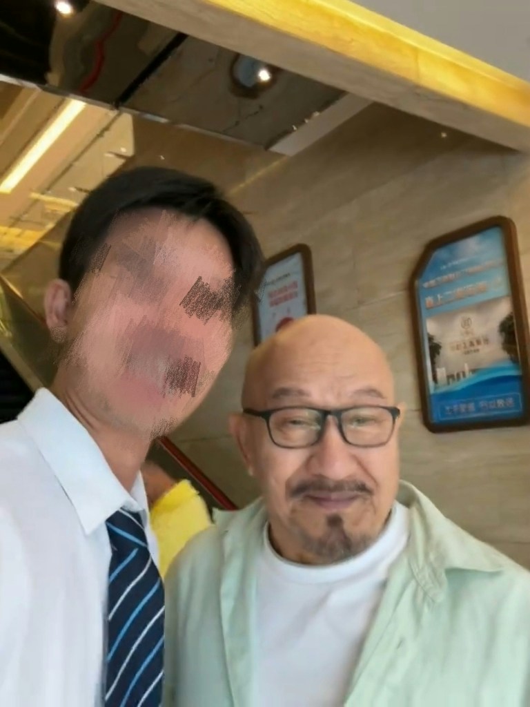 82岁精神饱满昔日喜剧神韵不减。
