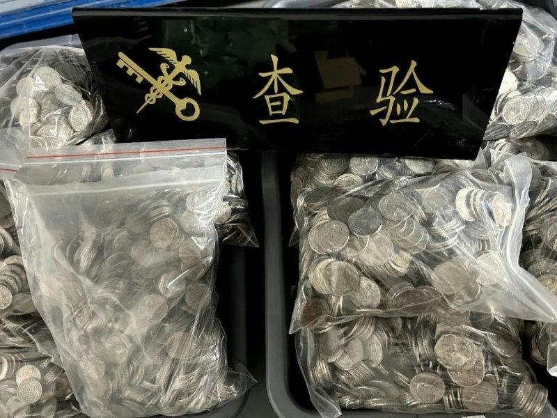 10月8日经中国人民银行广东省分行鑑定,该批查获的欧元硬币、瑞士法郎硬币均为真币,对应面值按当日汇率折合人民币约162.2万元。(海关发布)