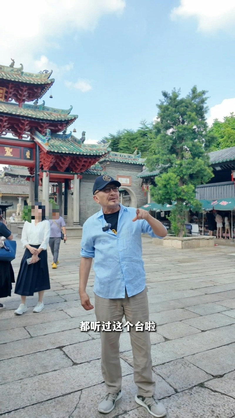 向身旁工作人员介绍万福台。