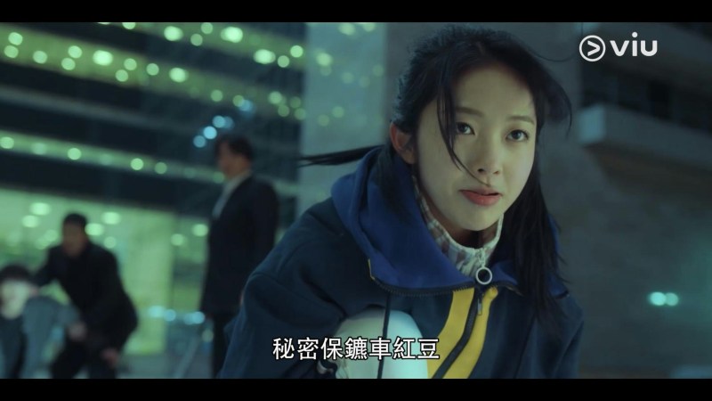 剧中洪承希饰演的吴海拉,可以说是全剧表演难度最高的角色,事故前的吴海拉是一个长期把自己关在家里、胆小怯懦的财阀继承女,严泰峰是她唯一的最爱(洪承希饰)