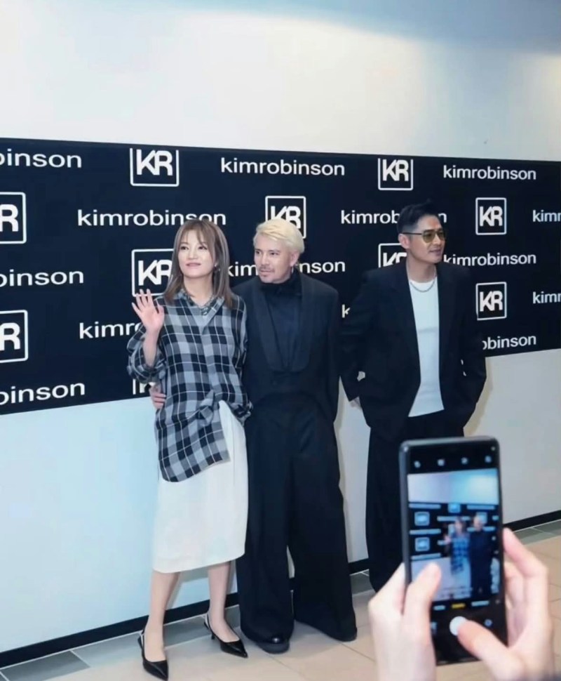 赵薇到新加坡出席好友、国际顶尖发型设计大师Kim Robinson的「The Golden Age」(黄金时代)高级发型骚。(threads@david1989cc)