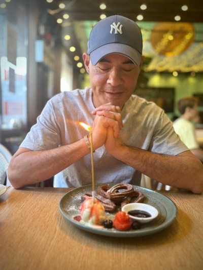 郑嘉颖现身黄智贤59岁生日宴送蛋糕，两兄弟同框显年轻-硕谷新闻聚合