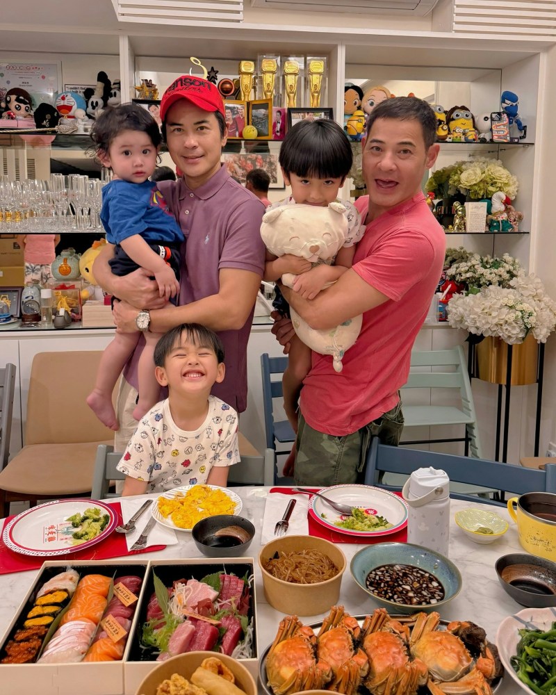 黄智贤是郑嘉颖三个儿子的契爷。(IG@benwong1020)